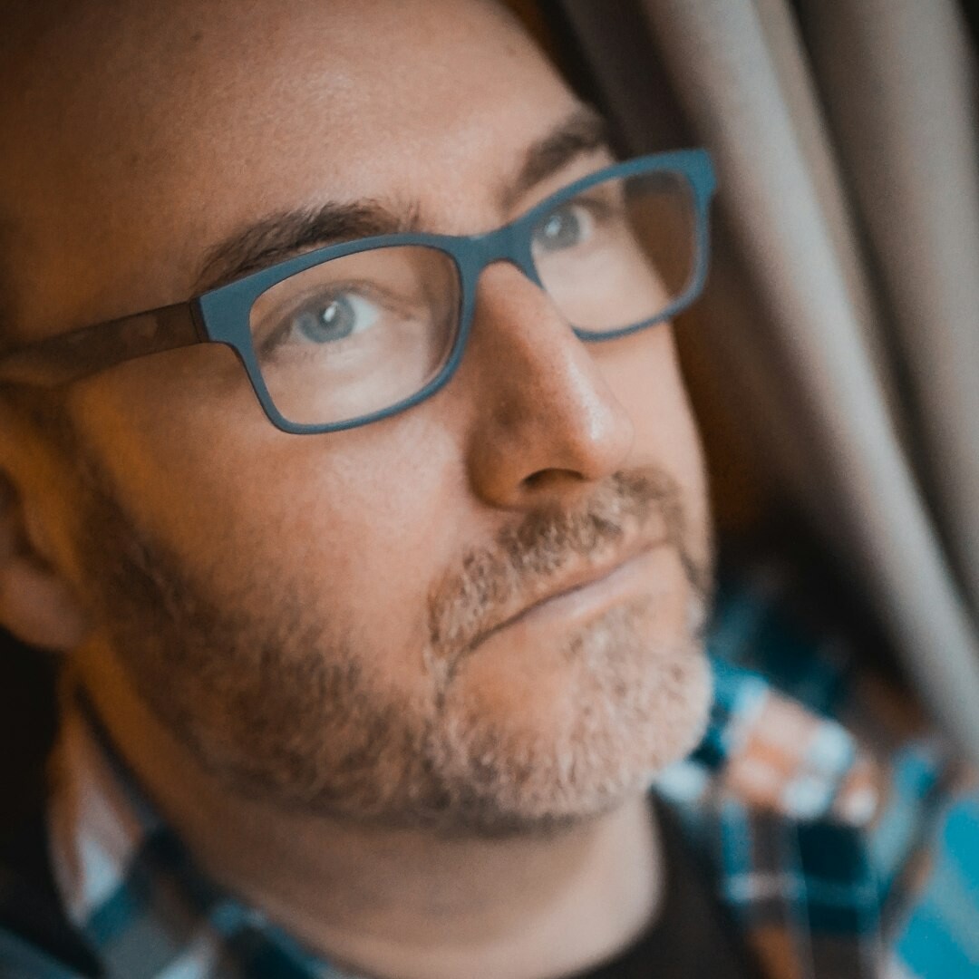 Portret van een jonge Nederlandse eindredacteur met bril