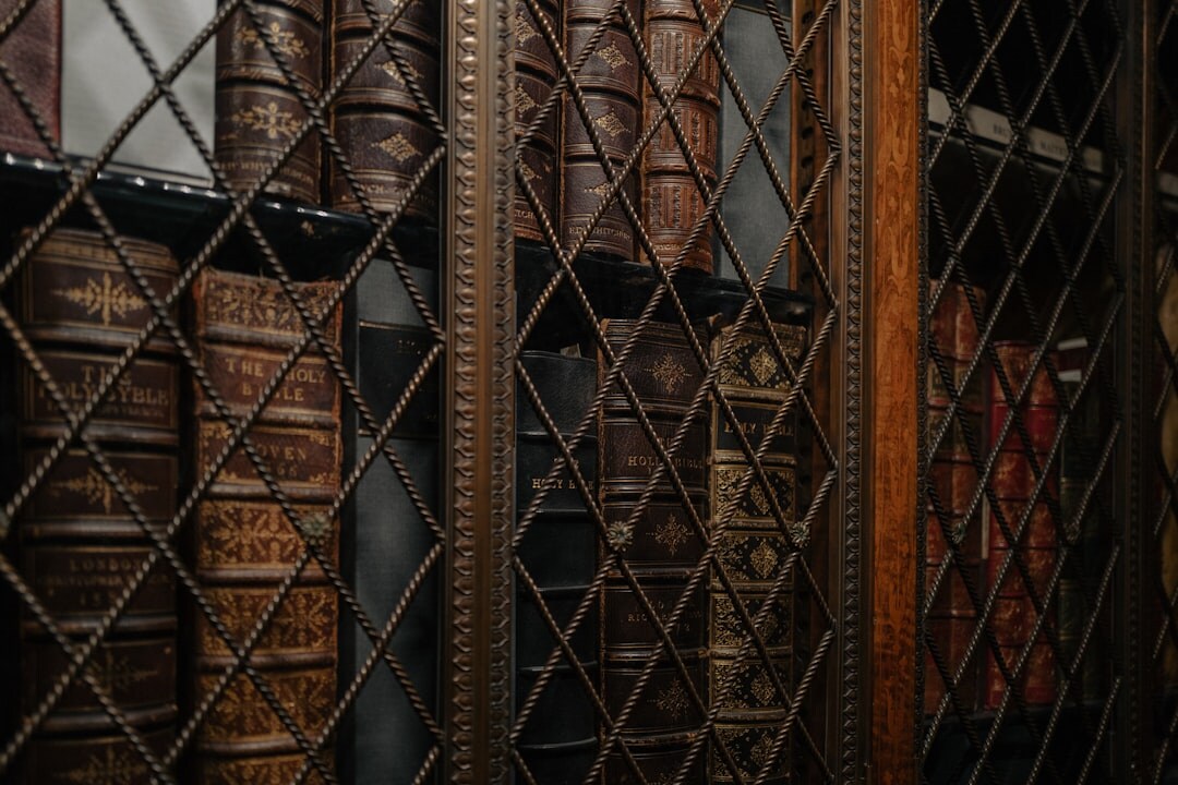 Rij oude leren archiefkasten met ingebonden registers in een studeerkamer