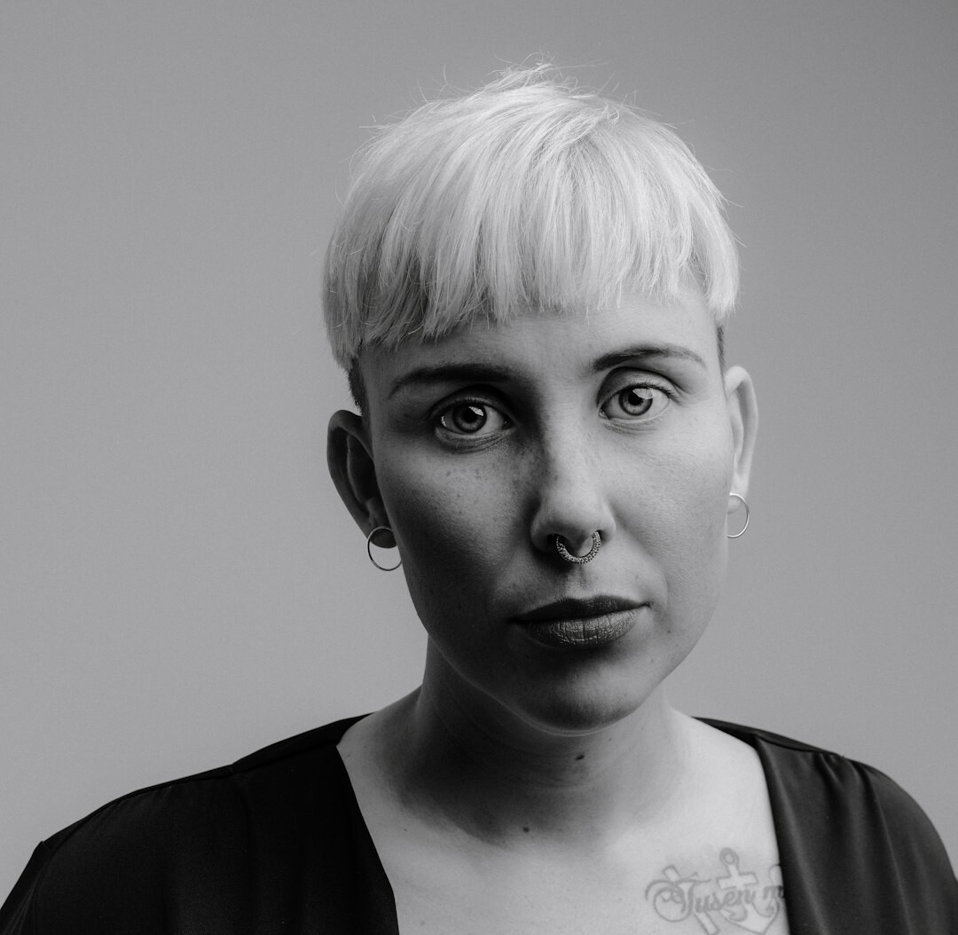 Portret van een Nederlandse hoofdredacteur met kort blond haar en bril