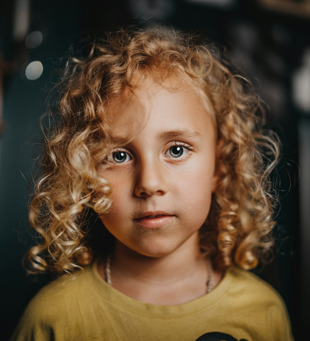 Portret van een Surinaams-Nederlandse onderzoeker met krullend haar